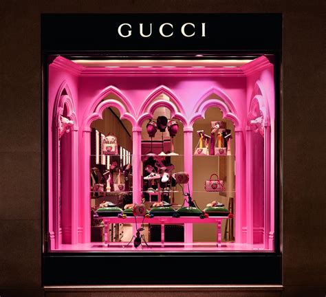 gucci genova vetrina sfasciata|negozi gucci oggi.